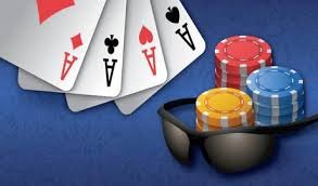 Dealer live casino sedang memimpin permainan di meja taruhan